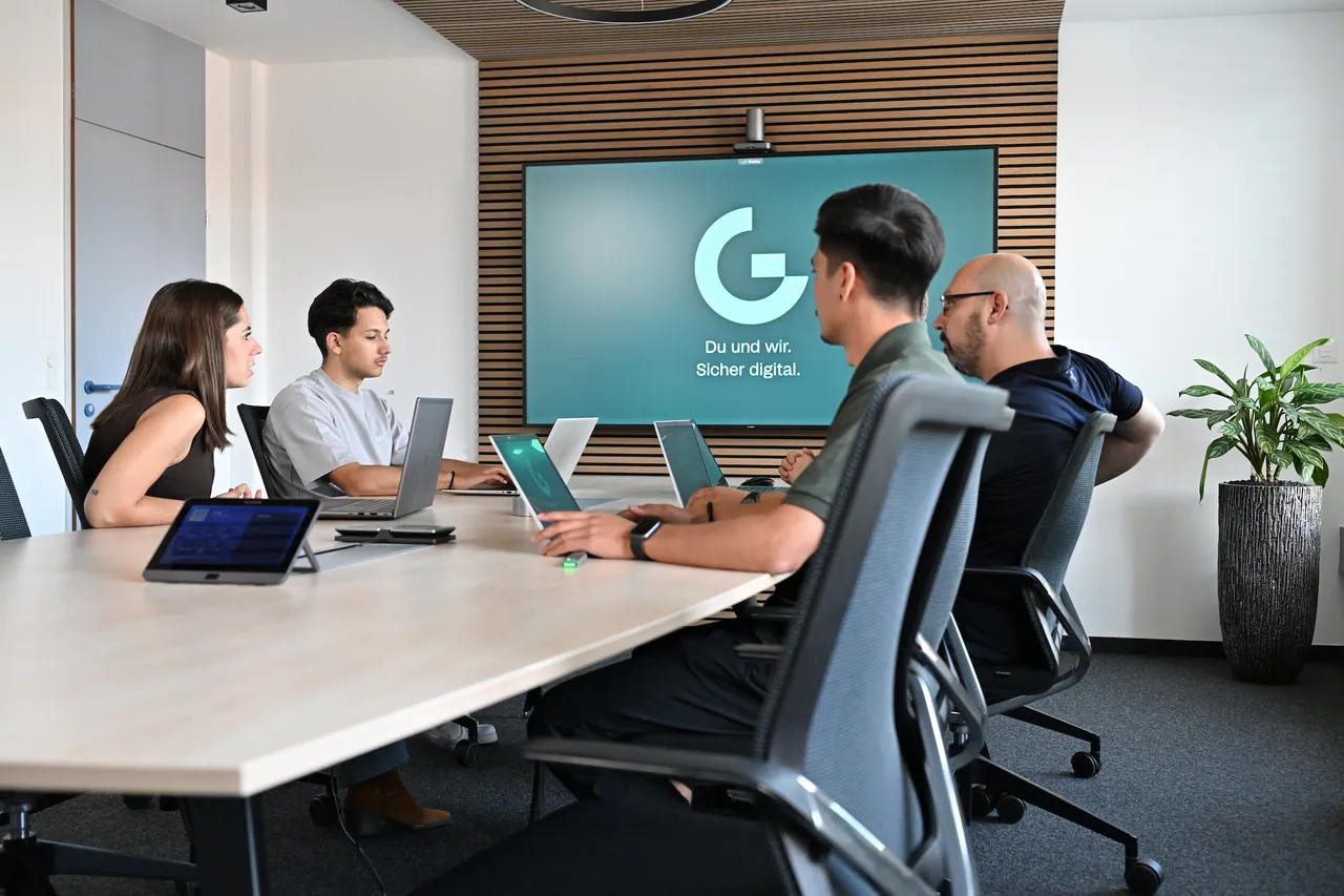 Gebäudebeschriftung im Corporate Design von Globalnetworks – ruhige, präzise Flächengestaltung.