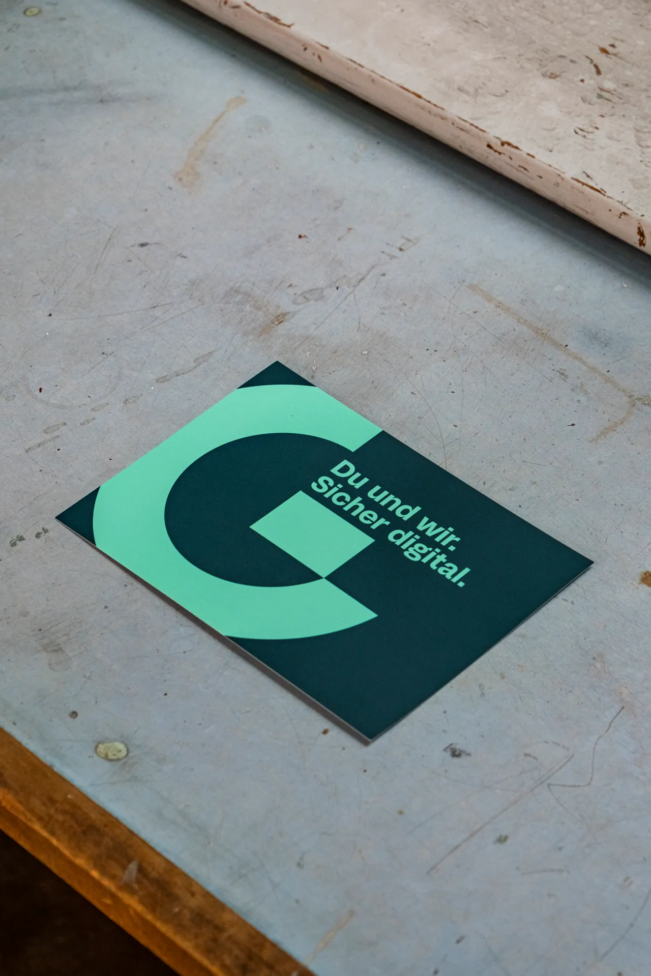 Notizkarte von Globalnetworks – Layout und Farbwelt im markensystematischen Design.