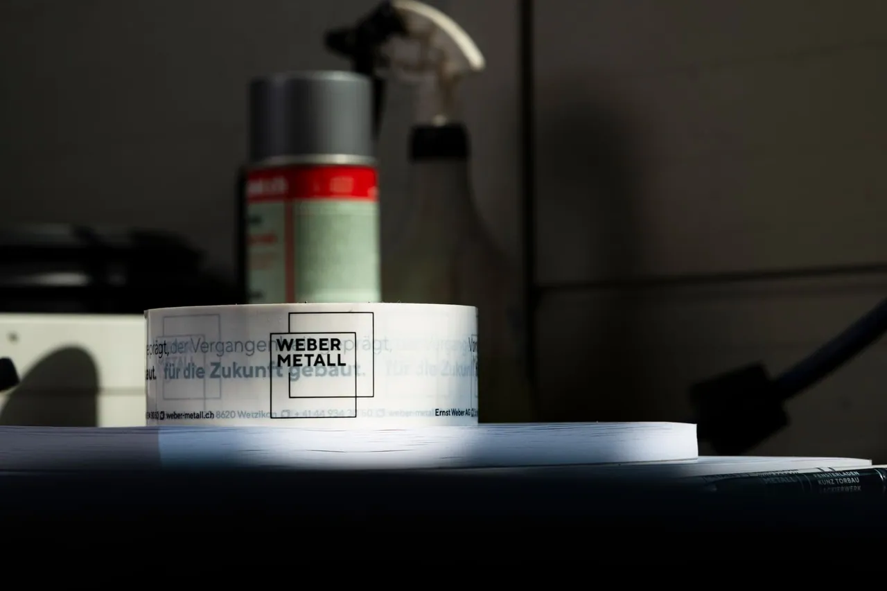 Gebäudebeschriftung im Corporate Design von Weber Metall