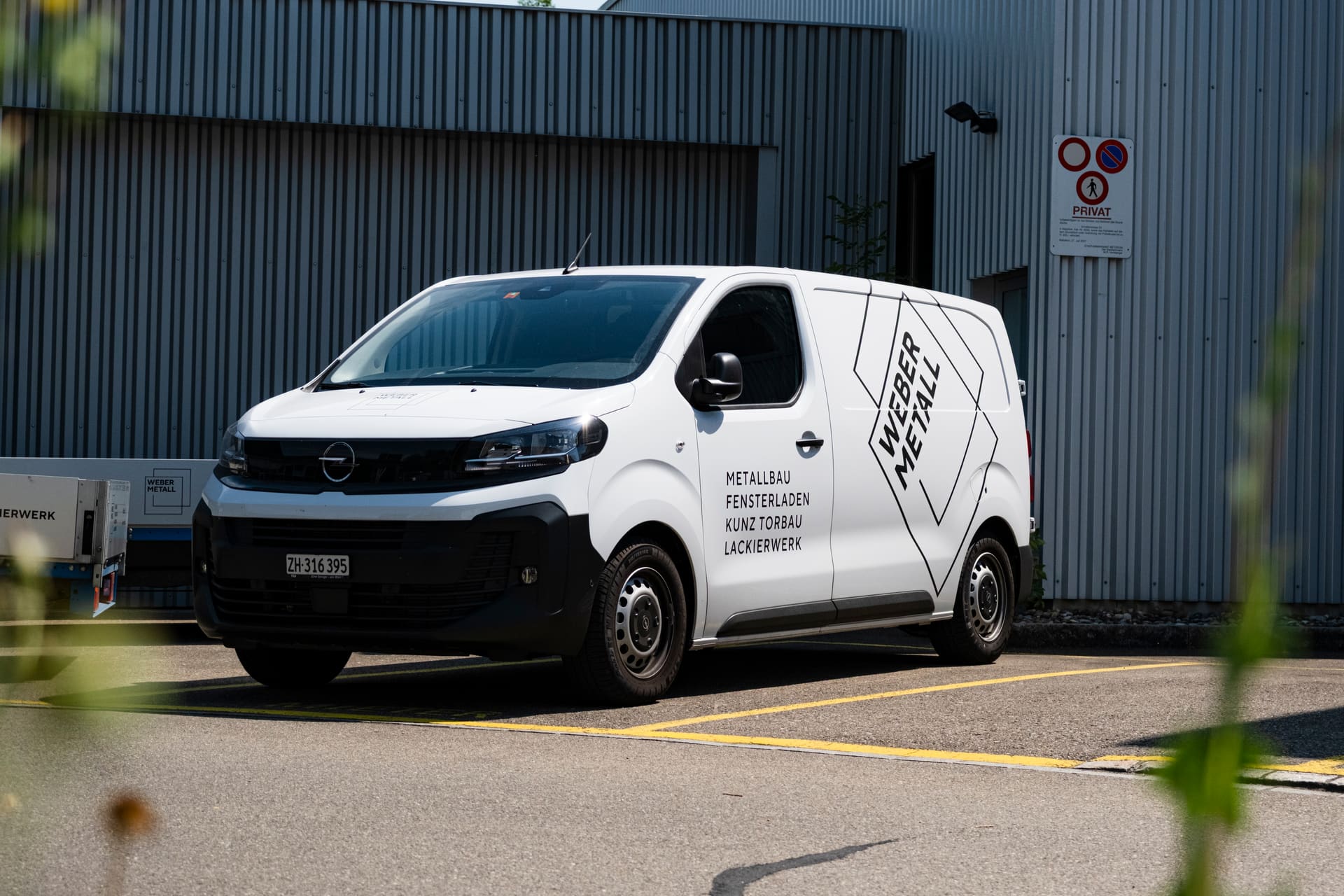 Fahrzeugbeschriftung im Markensystem – Ewag Flotte mit klarer Markenidentität