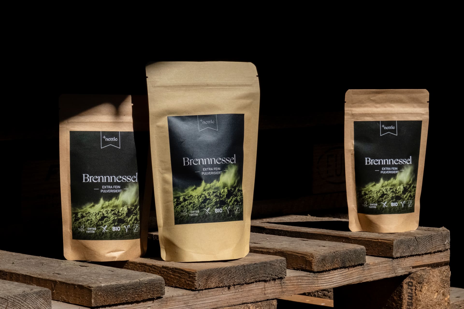 Detailaufnahme des Packaging Designs – Farbklima, Typografie und Textur.